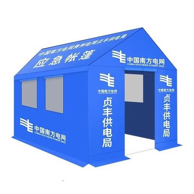 Запыленный оцинкованный трубный лагерный шатер для строительного персонала на месте ликвидации последствий стихийного бедствия