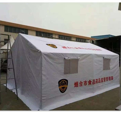 Запыленный оцинкованный трубный лагерный шатер для строительного персонала на месте ликвидации последствий стихийного бедствия