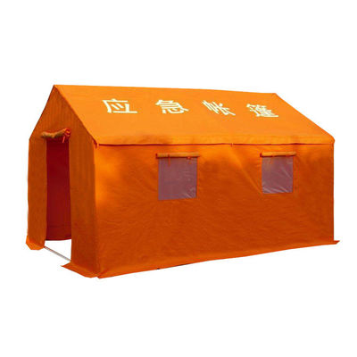 Запыленный оцинкованный трубный лагерный шатер для строительного персонала на месте ликвидации последствий стихийного бедствия